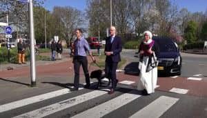 Uitvaartverzorger Jos Zeelen met de pastor, buurman en hulphond van overledene