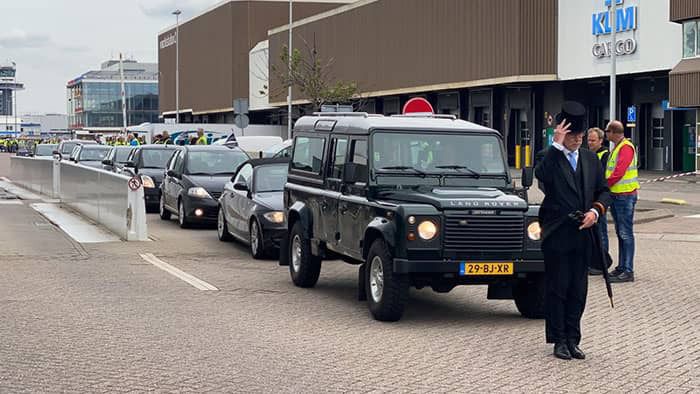 Uitvaartverzorger Riemond Schripsema houdt stil en neemt hoed af
