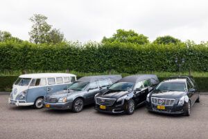 Het wagenpark van de Dunweg groep met het Volkswagen rouwbusje